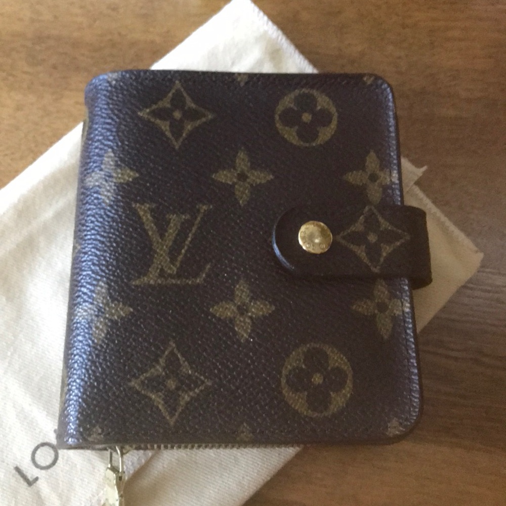 💯 percent authentic Louis Vuitton wallet.